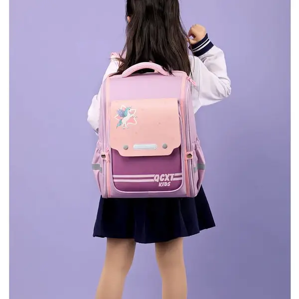 大容量小学生书包高档护脊定型儿童减负新款小学背包批发全展开式书包