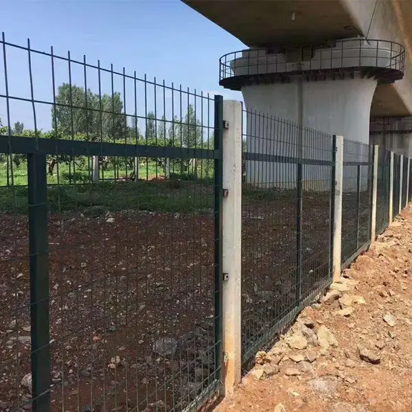 铁路护栏 桥下护栏 水泥柱护栏 墨绿色围栏网 ***