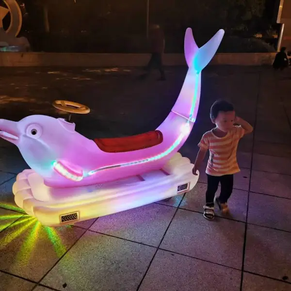 新款广场发光电动游乐车亲子双人夜市公园扫码摆摊发光海豚碰碰车