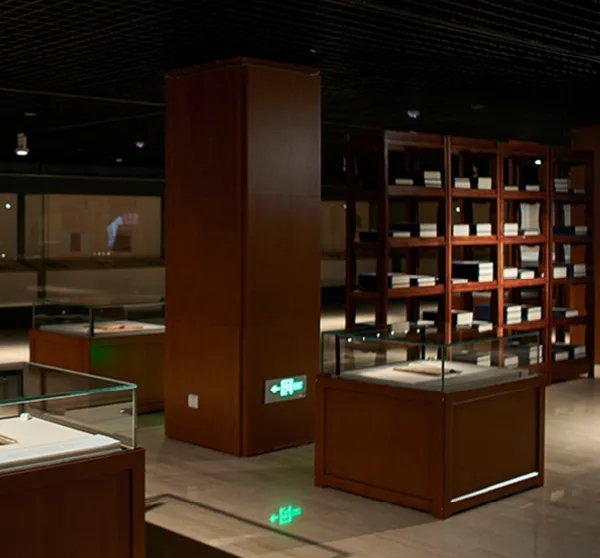 大学图书馆沿墙柜订制 热转印木纹工艺博物馆展柜制作