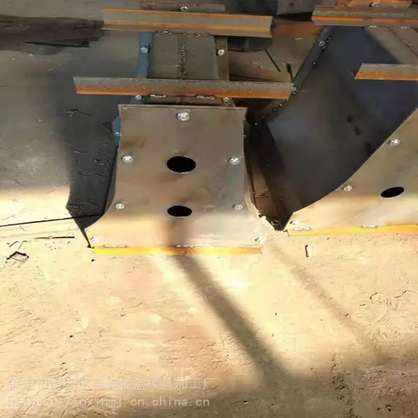 品牌营销水泥墩钢模具 鑫鑫道路隔离墩模板 跨越式防撞墩模具