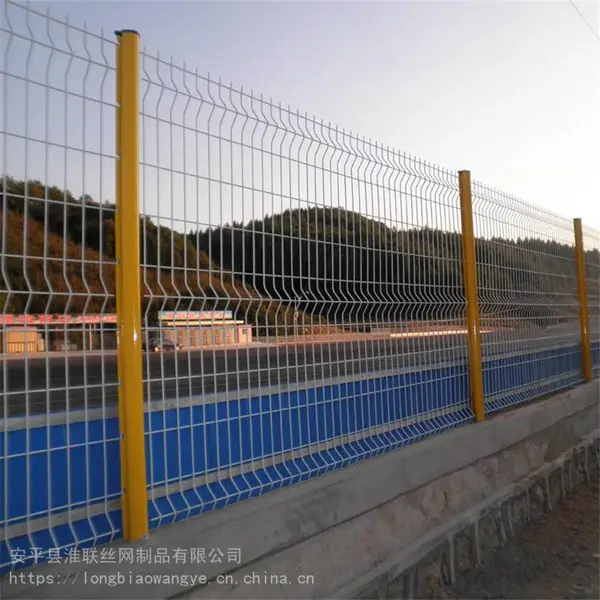 浸塑三角折弯防护网 园林立柱护栏网 河道沿线封闭围网