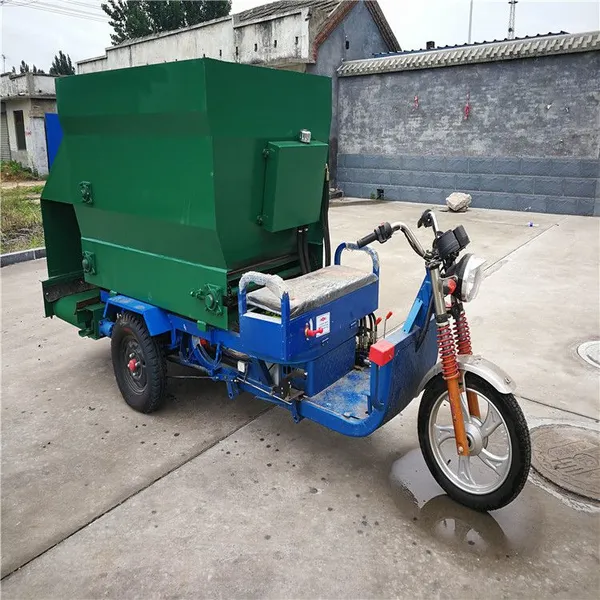 早晚喂牛撒料车 电动喂羊撒料机 现代化养殖设备
