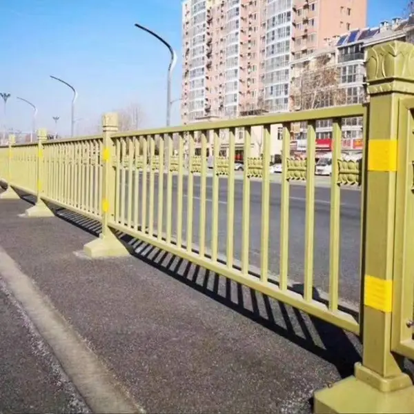 黄金道路护栏 土豪金栏杆 人行道交通机非隔离栏 马路中间防护栏