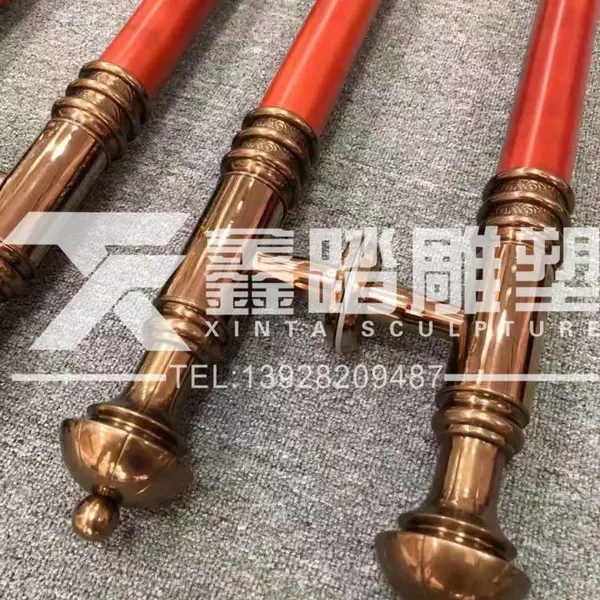 苏格兰风格的玫瑰金不锈钢夹木大门拉手色泽光润、儒雅大方