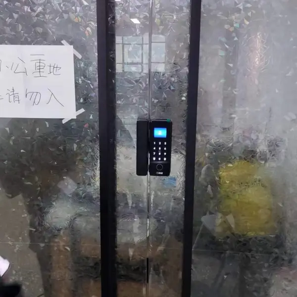 深圳宝安玻璃门指纹锁安装维修南山玻璃门指纹锁安装福田玻璃门指纹锁安装罗湖玻璃门指纹密码锁安装