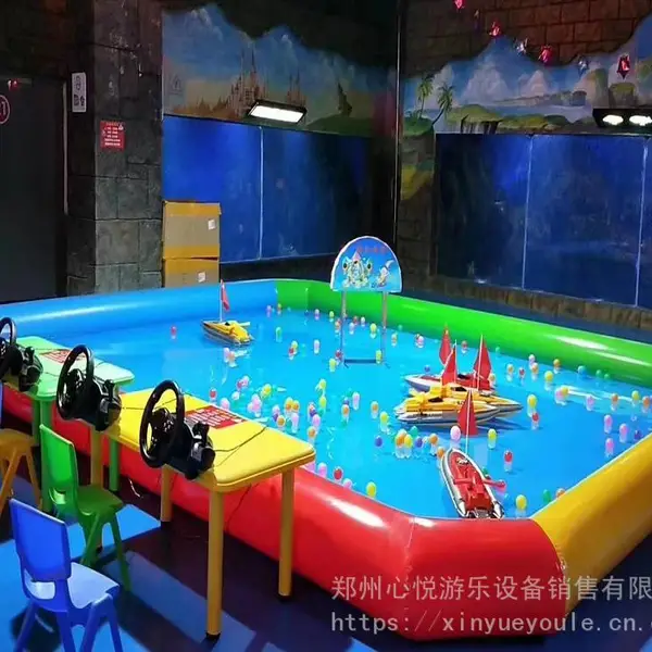 夏季游乐园里的新项目方向盘遥控船 驾驶水上遥控船驰骋在充气水池中