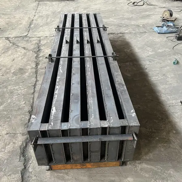 沧州 水泥预制成型围墙板模具含底座 变电站建设插板式围墙模具 京伟