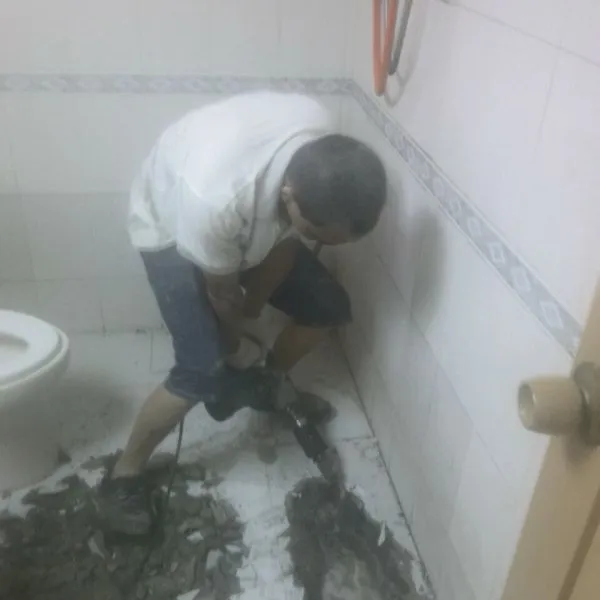 广东卫生间漏水到楼下纠纷怎么处理/惠州防水工程公司\下角补漏堵漏公司