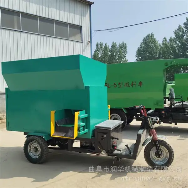 液压刮板式撒料车 五立方柴油饲料投料车 草料搅拌撒料一体机