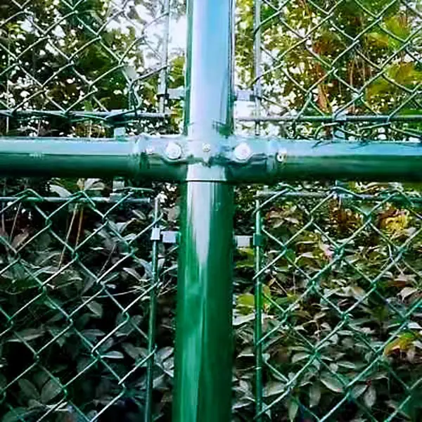 墨绿色篮球场足球场围网小区防护网现场安装