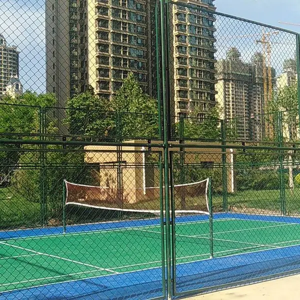 学校足球场围网施工安装 体育围栏网体育场围栏