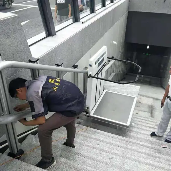 轨道式斜挂电梯 定制残疾人电梯 车站无障碍升降平台启运厂