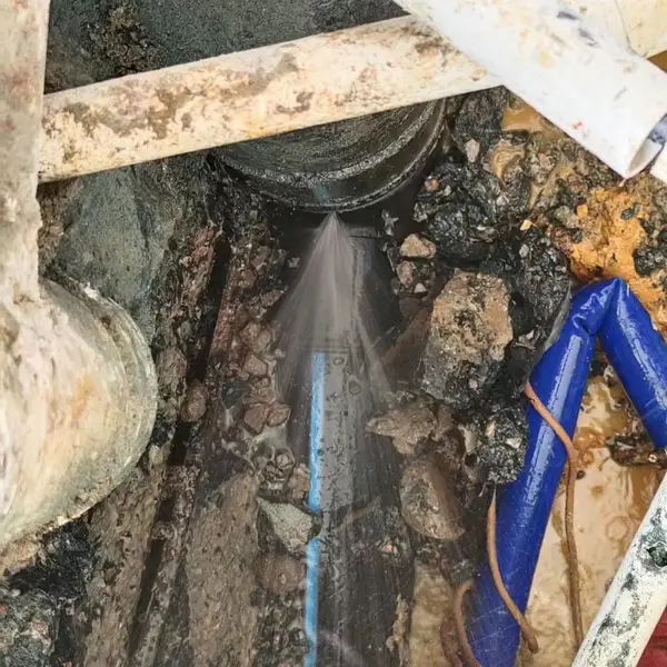 东莞铸铁管腐朽沙眼漏水检修,铁管漏水现场开挖维修验证
