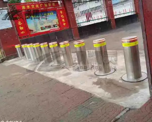 �人�綯Һѹǳ��һ���������ѽ�� �人����ײ����׮ ����·׮