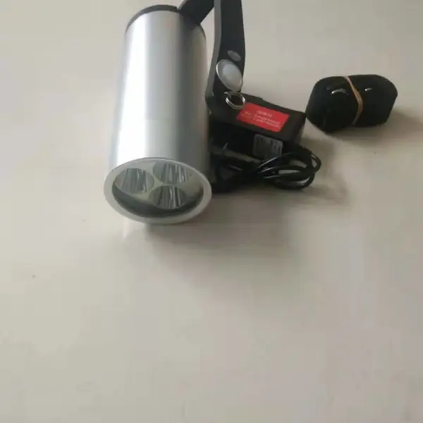 巡逻 检查移动手电筒 手提照明灯 探照灯