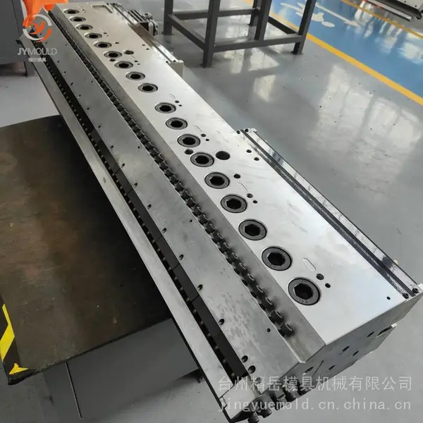 精岳1380 PET片材模具 箱包片材 汽车内饰挤出模具制造商
