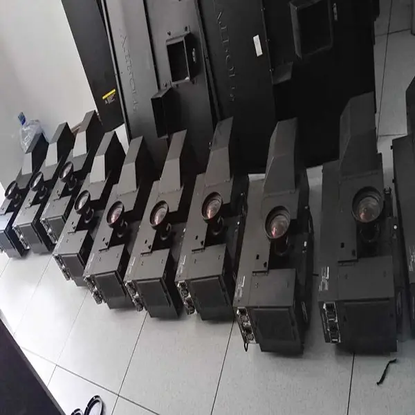 DLP大屏除尘VCL-P3L6光机引擎安装投影机芯图片