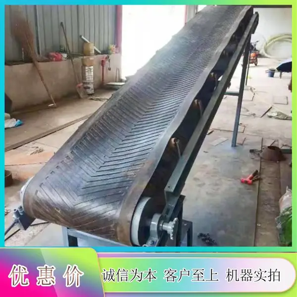 铭扬爬坡式皮带运输机 楼梯上货传送机 500带宽格挡袋装输送机