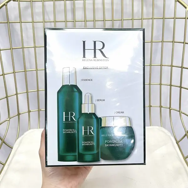 赫莲娜绿宝瓶三件套!内含:悦活蓄能爽肤水200ml,小绿瓶精华50ml,小绿瓶面霜50ml。