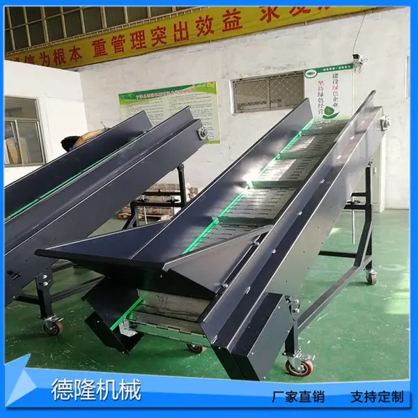 链板爬坡机 机器人上下料输送机 带挡板式输送机 防滑爬坡提升输送机