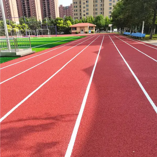 现如今塑胶跑道不仅用于学校田径运动赛道 还可以用于小区健身步道