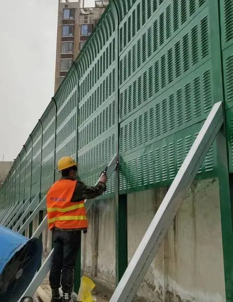 河南工厂供应铁路桥梁百叶孔隔音板 快速路高架桥透明降噪声屏障