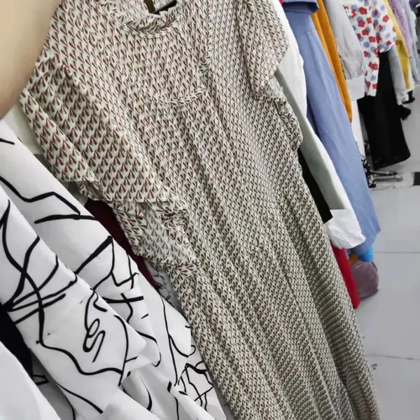 东莞服装尾货批发市场供应四季女装杂款服装尾货批发 直播货源批发基地 五元以下服装尾货批发