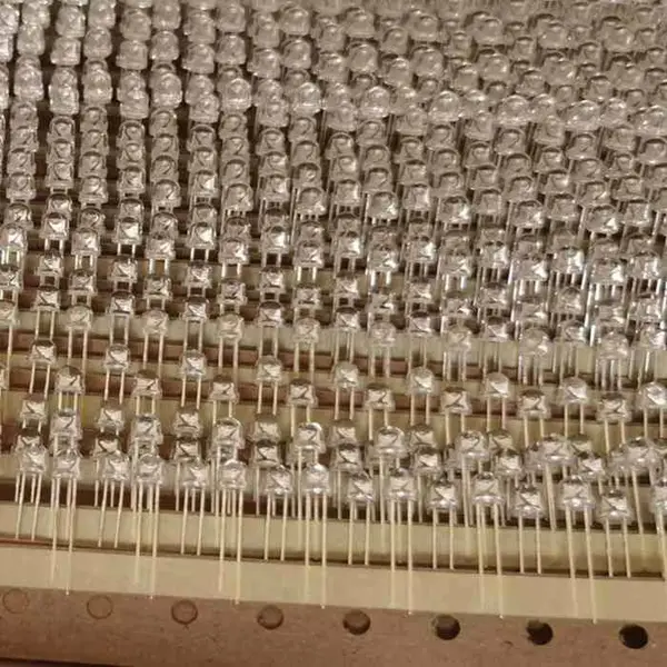 宇合澄 厂家供应 5MM白发蓝编带LED 直插LED灯珠