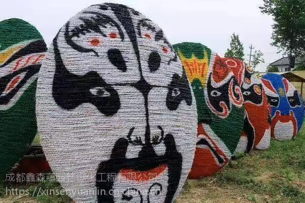 熊出没动画片稻草人编制 五彩斑斓的颜色 农业主题草绳