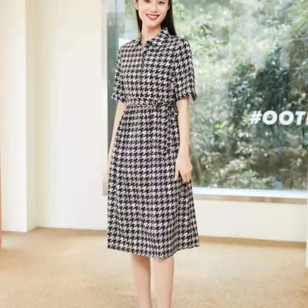 - 真我如丝品牌库存尾货折扣 复古印花女装走份批发拿货货源
