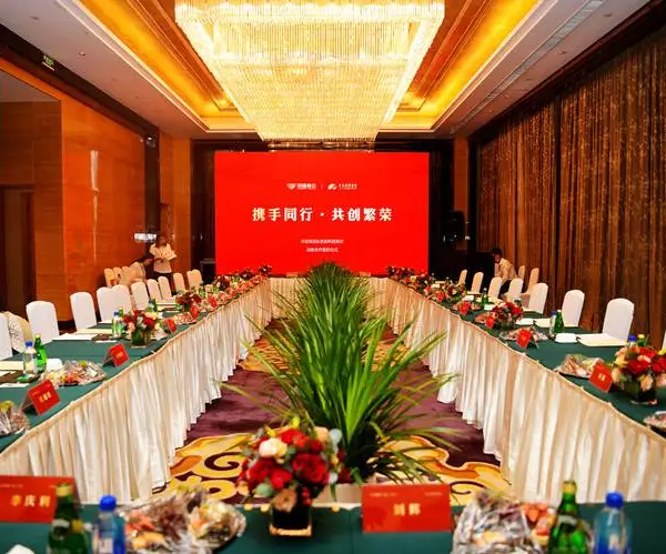 石家庄会议绿植租赁 会场演讲台接待台鲜花制作