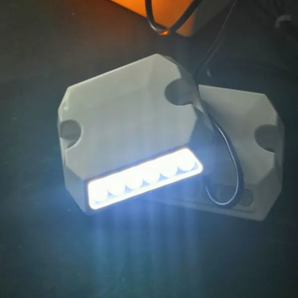 专业LED灯隧道诱导灯生产厂家深圳晟通源隧道电光价格优质led诱导标转弯指示灯 二代诱导标更美观大气