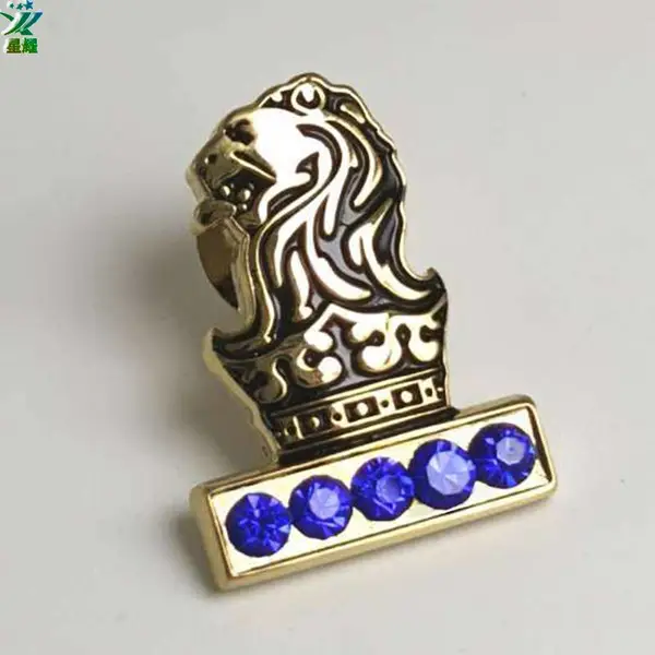 金属石狮子徽章胸针章定制***金属镶黄绿蓝钻狮子徽章定制工厂直销