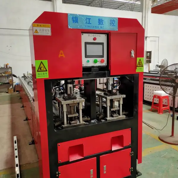 湖南衡阳定制 桥梁防护栏 建筑爬架数控冲孔机