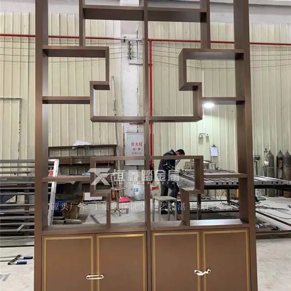 供应别墅不锈钢屏风柜体 拉丝玫瑰金置物架 楼梯间隔断金属隔断