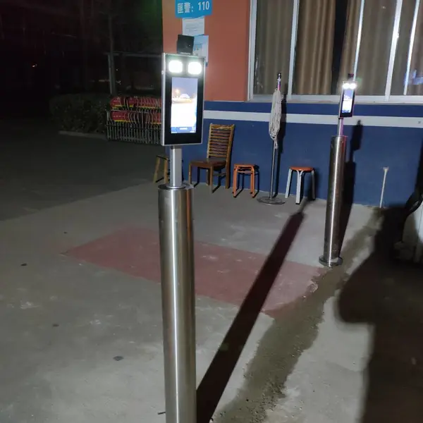 小区人脸识别机立柱 工地专用人脸识别机 道闸考勤门禁一体机