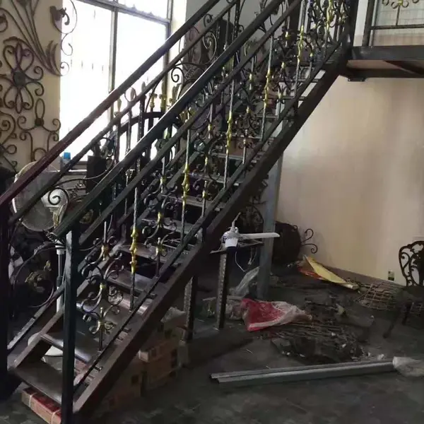 河北唐山焊接铁艺大门铁艺护栏的制作楼梯扶手高度1米