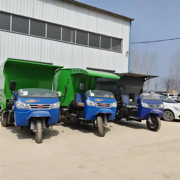 养殖场饲喂上料机 自走式三轮撒料车 牛羊喂料车