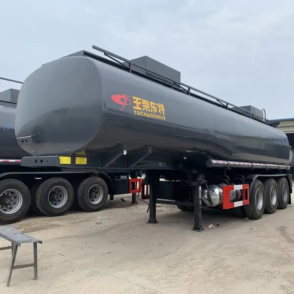 29立方净水剂钢衬PE罐式运输车,减水剂钢衬PE供液半挂车厂家直销