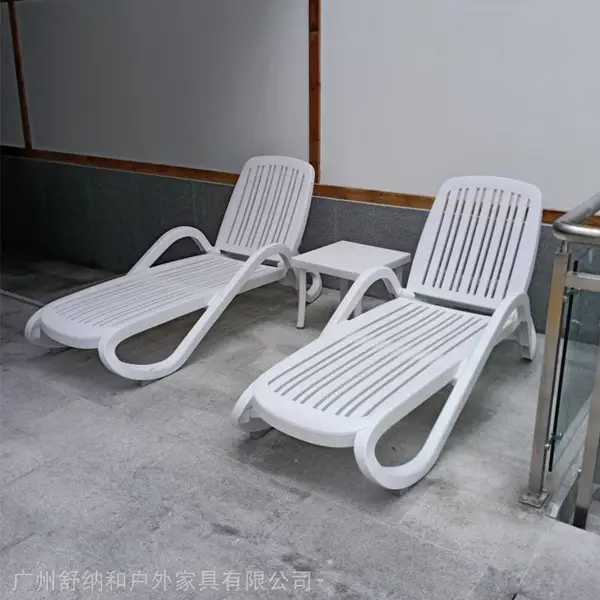 上海游泳馆塑料躺椅带扶手靠背户外塑料沙滩椅舒适耐用
