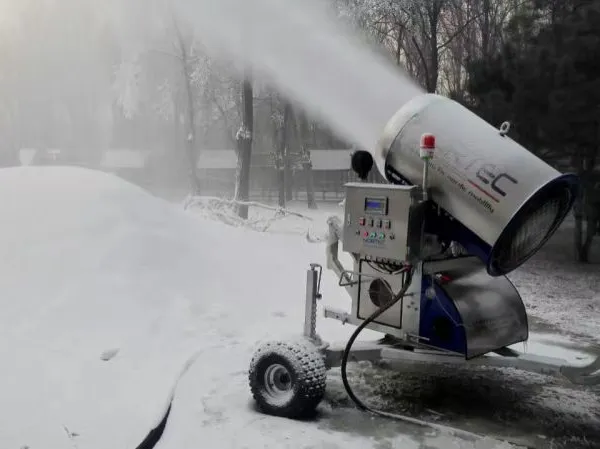 滑雪场全自动造雪机厂家 雪乡雪村景区做活动大小型造雪机