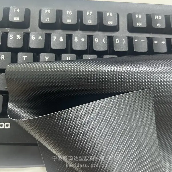 0.68毫米双面压纹黑色PVC夹网布