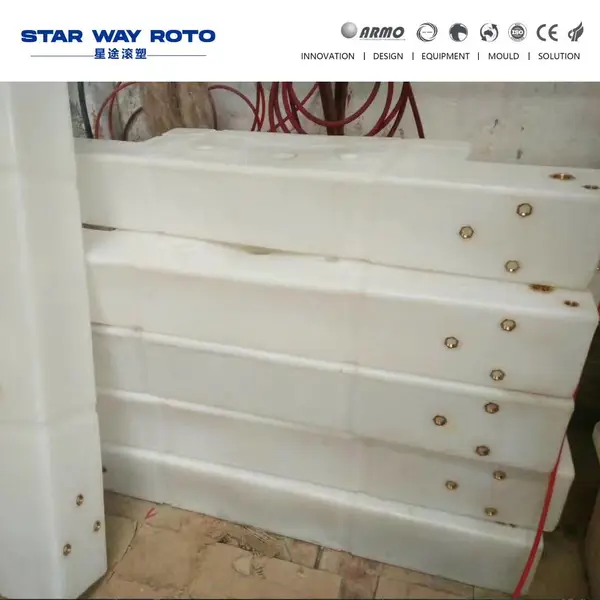 房车水箱加工设备 星途滚塑设备 穿梭式滚塑机