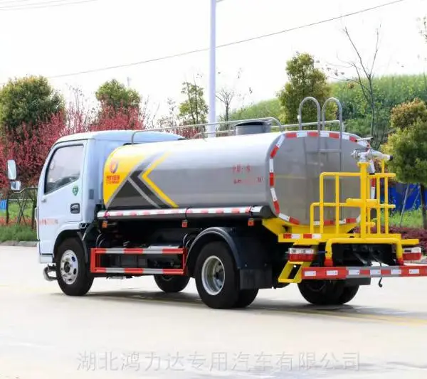 海南25方洒水车助力海口城市主干道精细化清洁作业