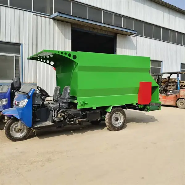 牛羊饲草喂料车 机动三轮撒料车 养殖基地自动投料车
