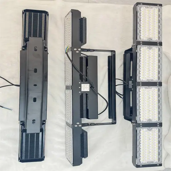 板式高光效偏光投光灯 芯鹏达 400W 220V IP65 防眩光体育球场专用灯
