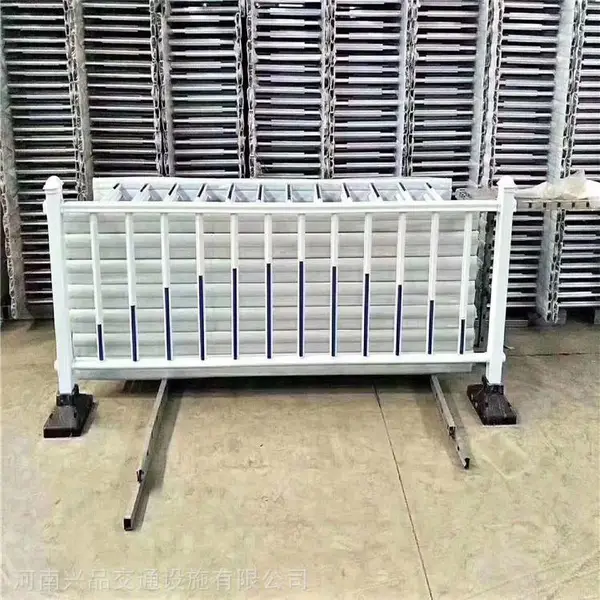 生产销售不锈钢公路中间防撞护栏 马路中间车辆分隔栏杆带反光标
