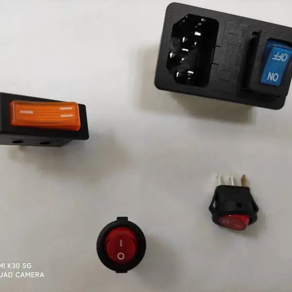 贝尔佳三合一插座带开关 BEJ跷板开关带插座 船型开关 安规认证开关 电源开关