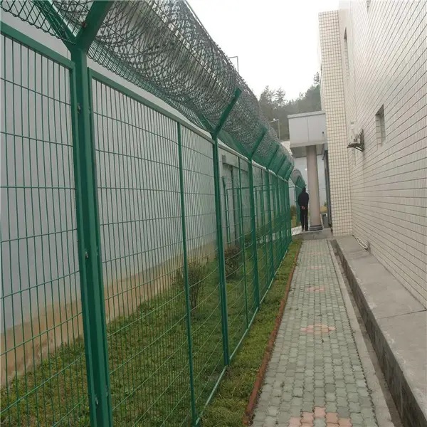 1.5米高直片护栏网 出口质量铁丝网栏 农家乐圈养浸塑隔离网